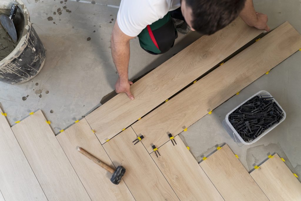 arreglar suelo de parquet